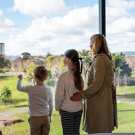 Oval Hotel At Adelaide Oval Zewnętrze zdjęcie Family at the hotel