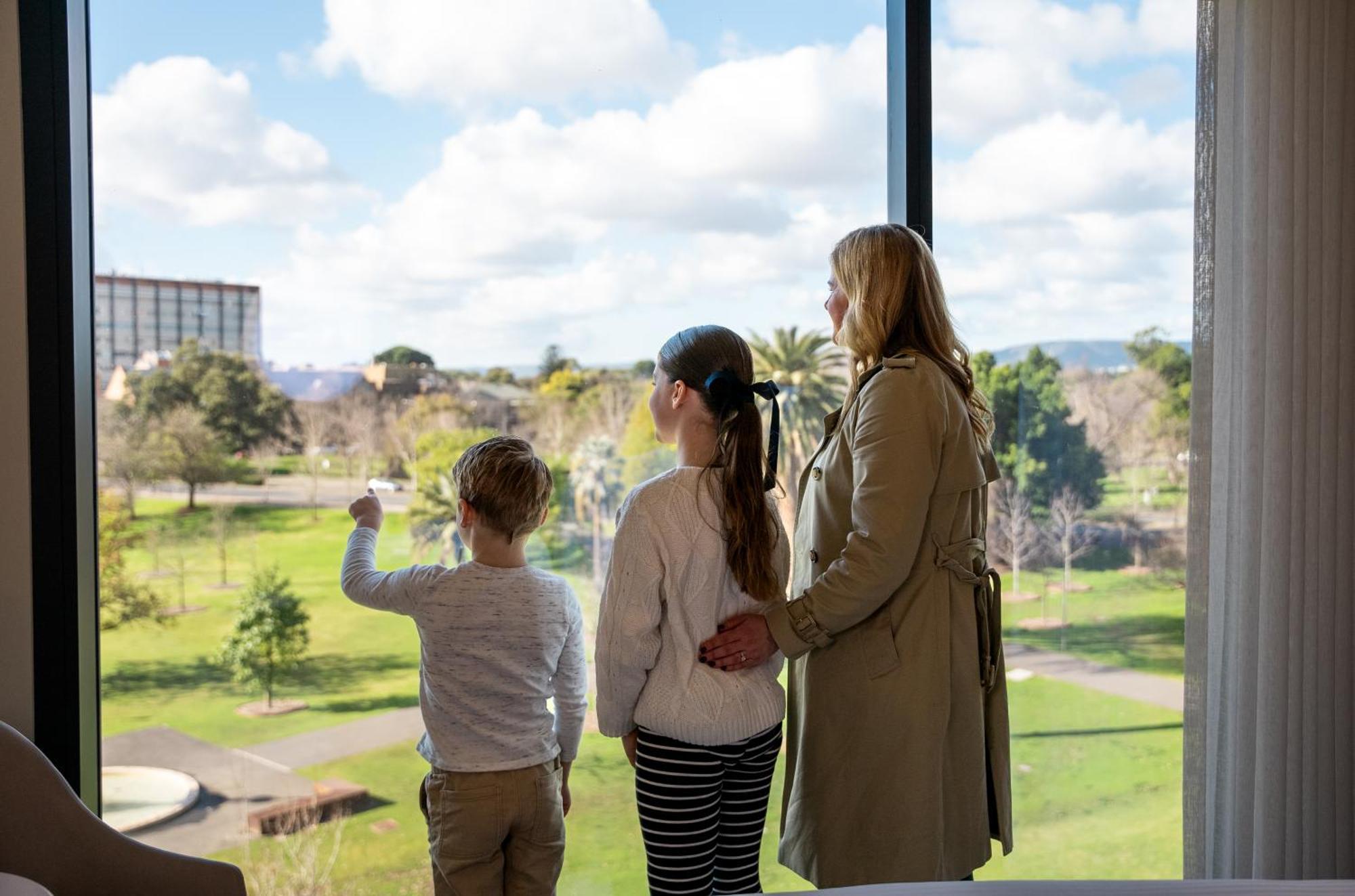 Oval Hotel At Adelaide Oval Zewnętrze zdjęcie Family at the hotel